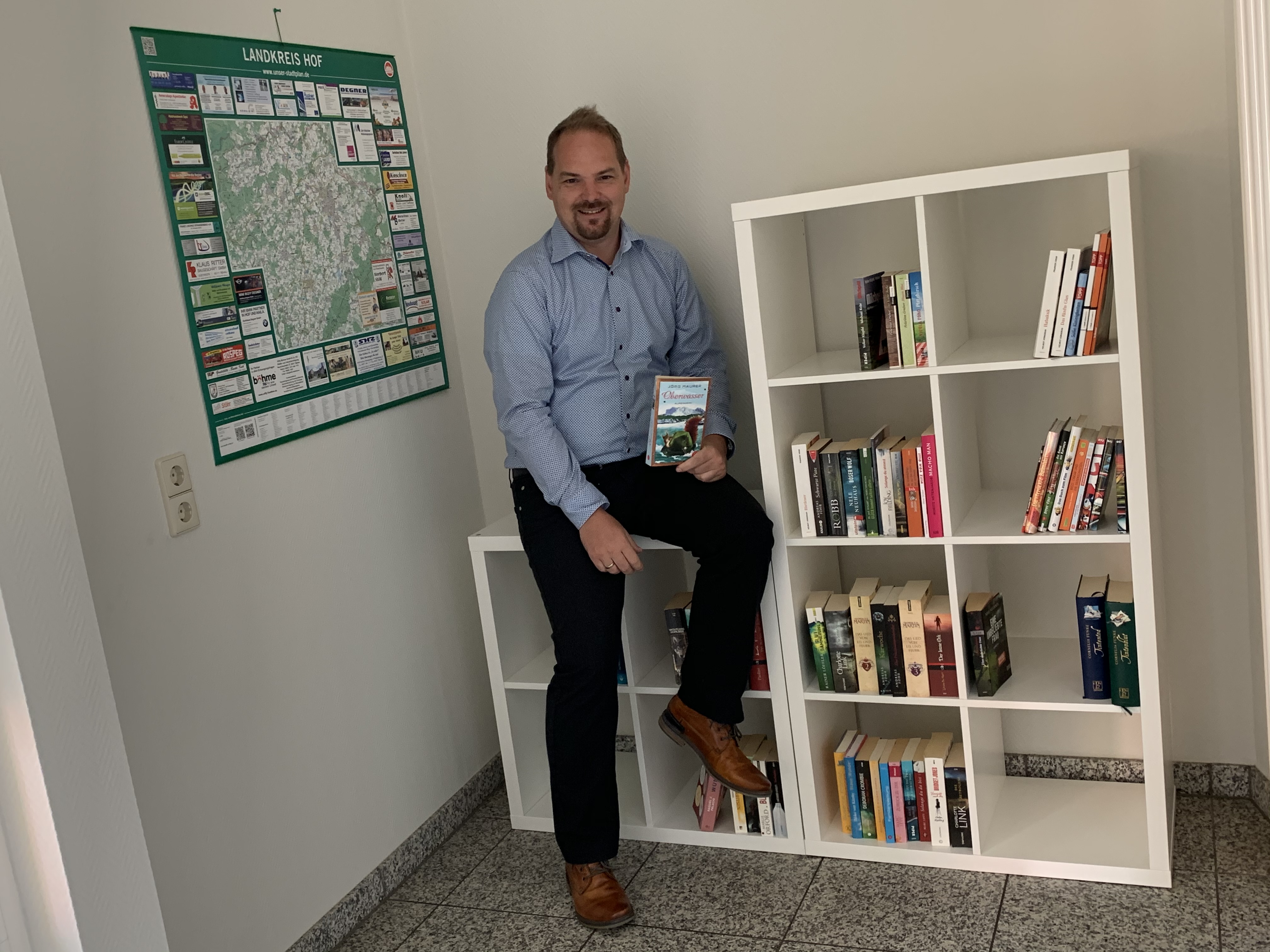 Grossansicht in neuem Fenster: Neues Bücherregal im Rathaus-Foyer