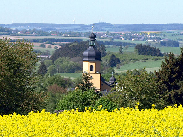 Ortsansicht auf Rergnitzlosau mit Kirche
