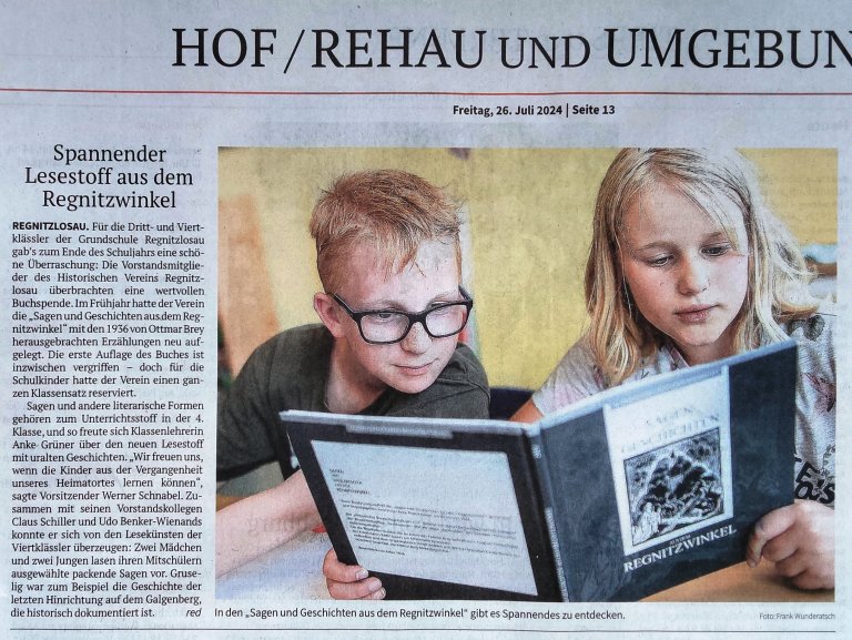 Sagenbuch an Grundschule übergeben